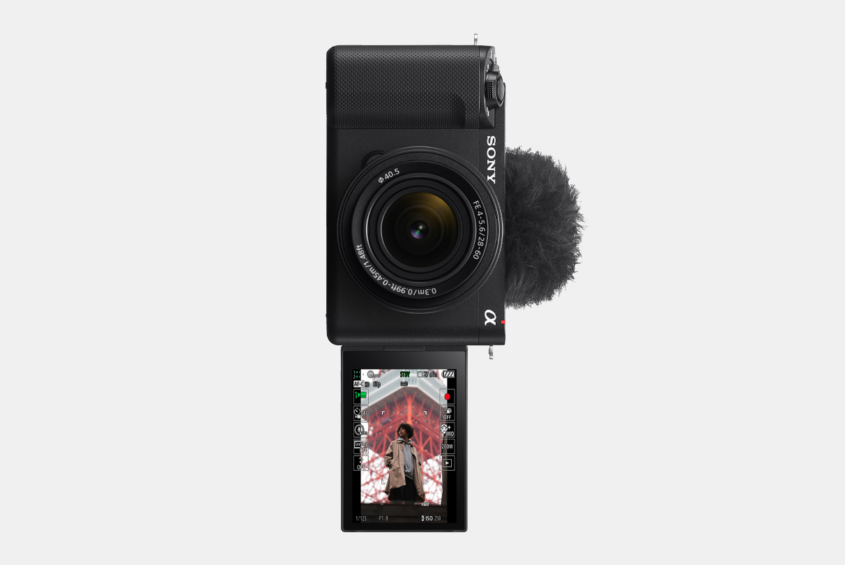 Imagen de la cámara ZV-E1 con la pantalla LCD desplegada hacia delante con la imagen de un hombre en el modo de visualización de la información en vertical