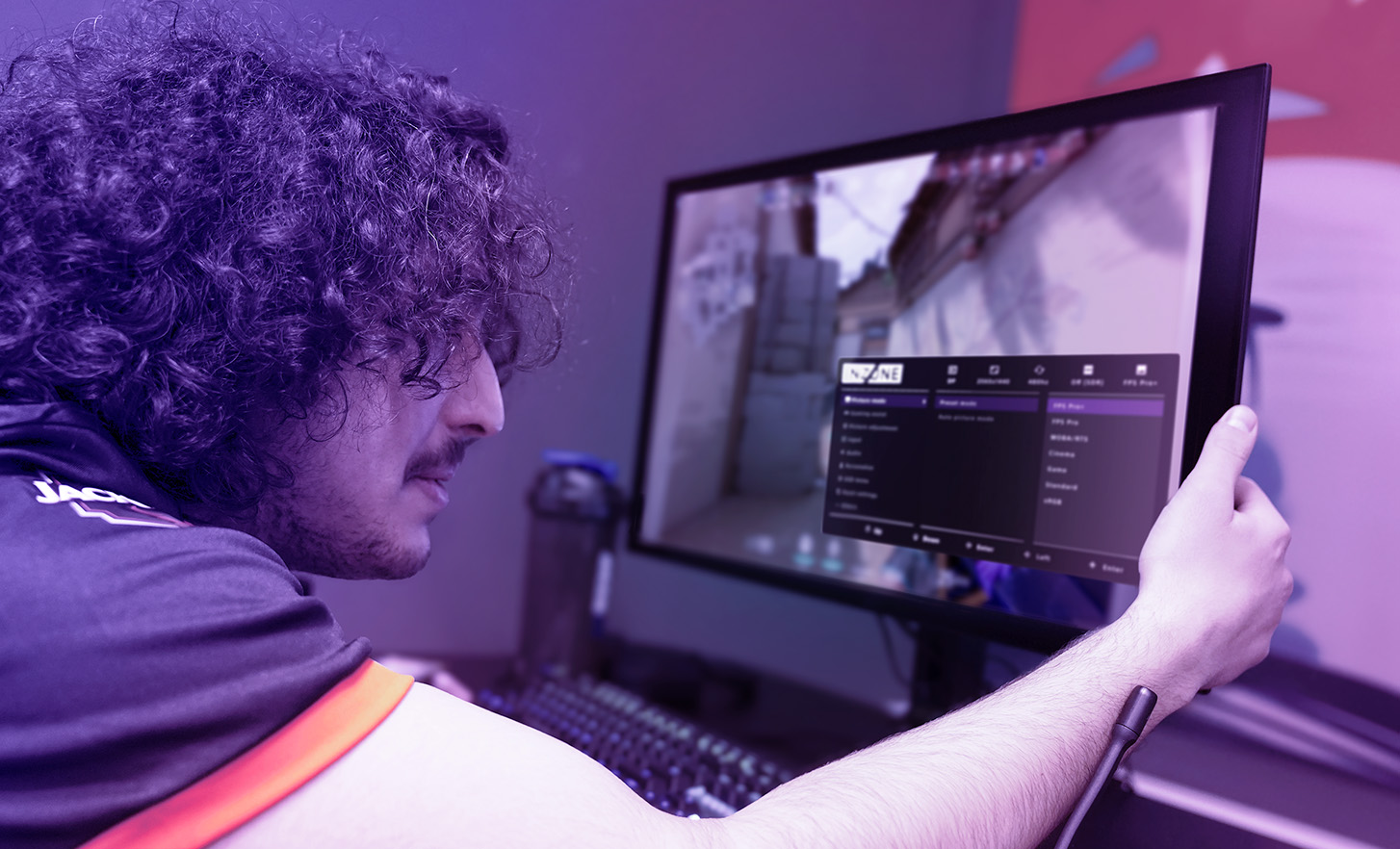 Jugador de Fnatic analiza detalladamente los datos de una partida en el nuevo monitor para gaming M10S