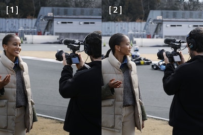 Imagen de uso donde se muestra a una mujer retransmitiendo hacia una α7 V con el adaptador XLR XLR-A4 y el micrófono direccional ECM-778, mientras un coche de carreras pasa detrás de ella.